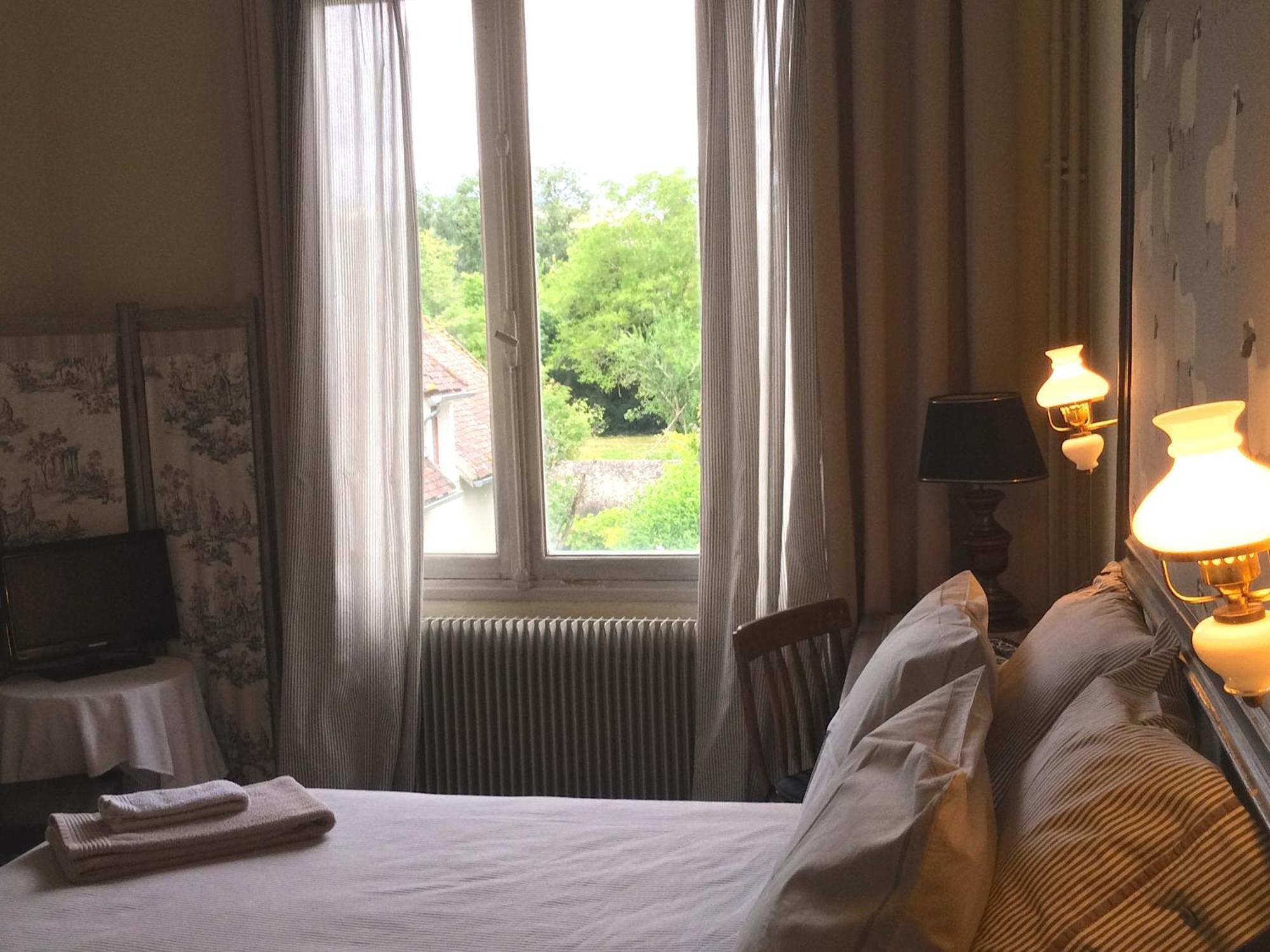 Le Logis Alexandra Bnb La Trimouille ภายนอก รูปภาพ